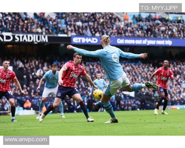 德甲激战曼城险胜里昂红牌争议引发全场热议